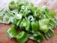 家常菜辣椒炒豆皮做法图解2)