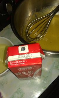 自制奶香蛋糕做法图解2)