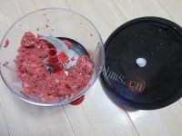 美味的芹菜牛肉煎饺做法图解4)