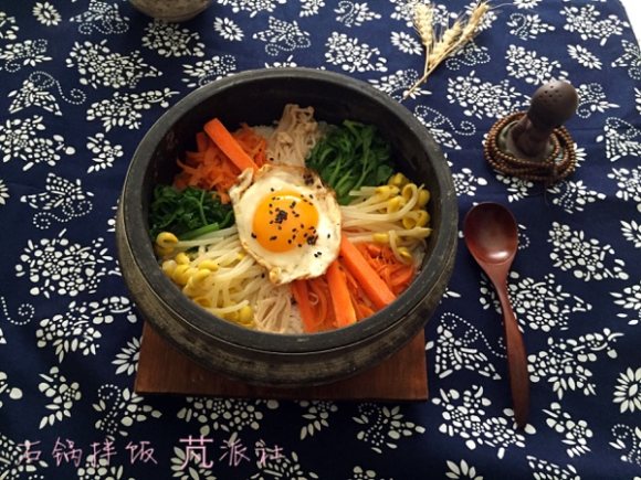 色泽鲜亮的石锅拌饭