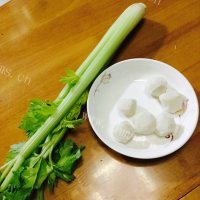 美味的西芹炒鱼蛋做法图解1)