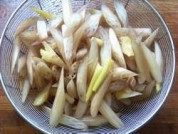 美味的酸辣藕带做法图解3)