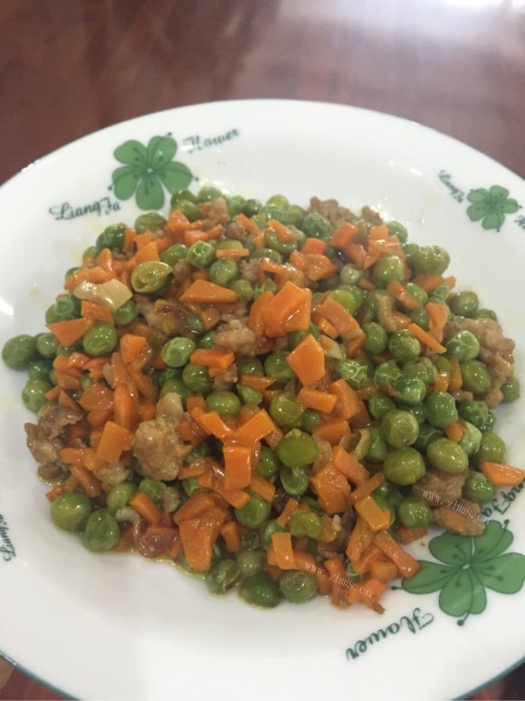 热腾腾的豌豆胡萝卜炒肉