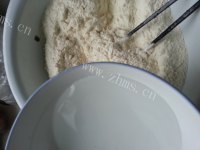 色泽鲜亮的韭菜盒子做法图解1)