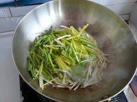 家常菜腊肠炒蒜苗做法图解6)