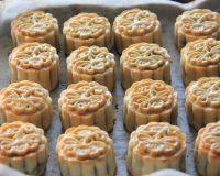 色泽光亮的莲蓉蛋黄月饼