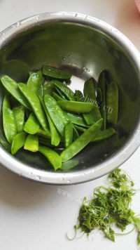美味的蒜蓉荷兰豆做法图解1)