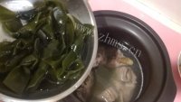 美味的海带猪骨汤做法图解9)