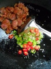 美味的双椒腊味皮蛋做法图解8)