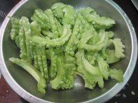 家常菜苦瓜排骨汤做法图解6)