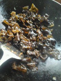 色泽鲜亮的木耳炒肉做法图解4)
