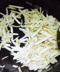 口感丰富的茭白炒鸡蛋做法图解3)