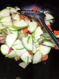 家常菜角瓜炒肉做法图解5)