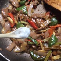 家常菜双椒牛肉做法图解8)