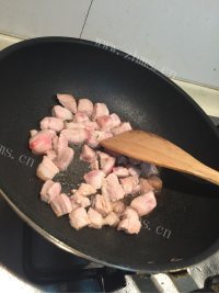 诱人的土豆烧肉做法图解1)