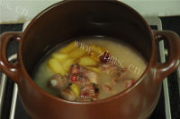 色味俱佳的排骨土豆一锅焖做法图解7)