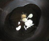 家常菜芹菜炒虾仁做法图解4)