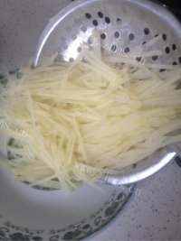 美味营养的炒土豆丝做法图解4)