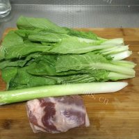 家常菜小白菜炒肉做法图解1)