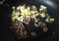 在家做的腊肠炒饭做法图解4)