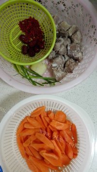 美味的胡萝卜排骨汤做法图解2)
