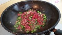 香菜炒牛肉做法图解6)