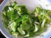 青椒炒肉做法图解3)