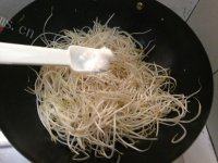 质嫩的素炒绿豆芽做法图解5)