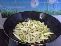 下饭的茭白炒肉做法图解5)
