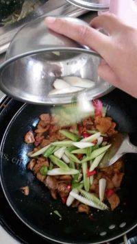 家常菜蒜香回锅肉做法图解5)