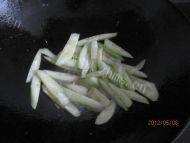 外婆做的黄瓜炒蛋做法图解4)