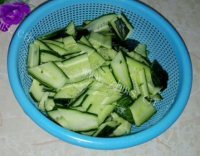 家常菜瘦肉炒青瓜做法图解1)