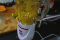 自制芒果布丁做法图解3)
