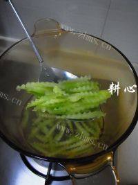 营养西芹炒胡萝卜做法图解5)