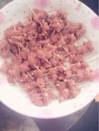 美味的牙签牛肉做法图解3)