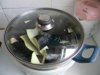 热腾腾的蒜香茄子做法图解2)