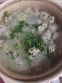 美味的冬瓜丸子粉丝汤