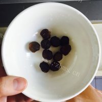 美味的板栗鸡爪汤做法图解5)