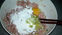 美味的豆芽丸子汤做法图解2)