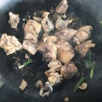 美味的鸡大腿炖蘑菇粉条的做法图解五