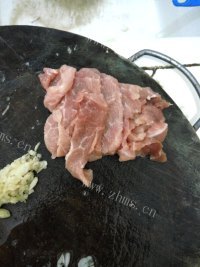 色泽鲜亮的平菇炒肉做法图解4)