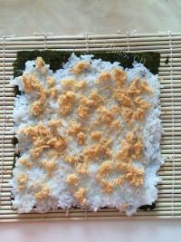 色香味俱全的肉松寿司做法图解4)