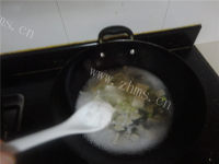 美味的金针菇豆腐汤做法图解5)