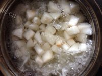 美味的银耳雪梨羹做法图解4)