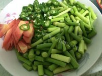 美味的蒜薹炒羊肉片做法图解2)