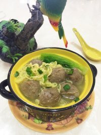 美味的牛肉丸汤面