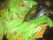 西芹炒肉片做法图解4)