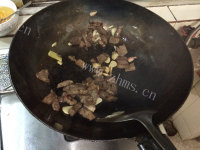 美味的百合炒牛肉粒做法图解14)