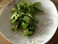 家常菜青椒炒豆干做法图解1)