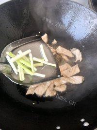 让人怀念的青椒炒肉做法图解6)